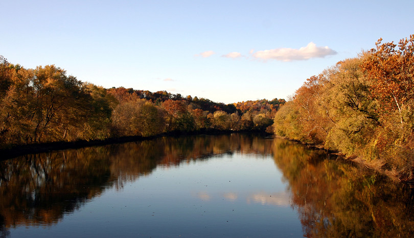 The lake is close by.